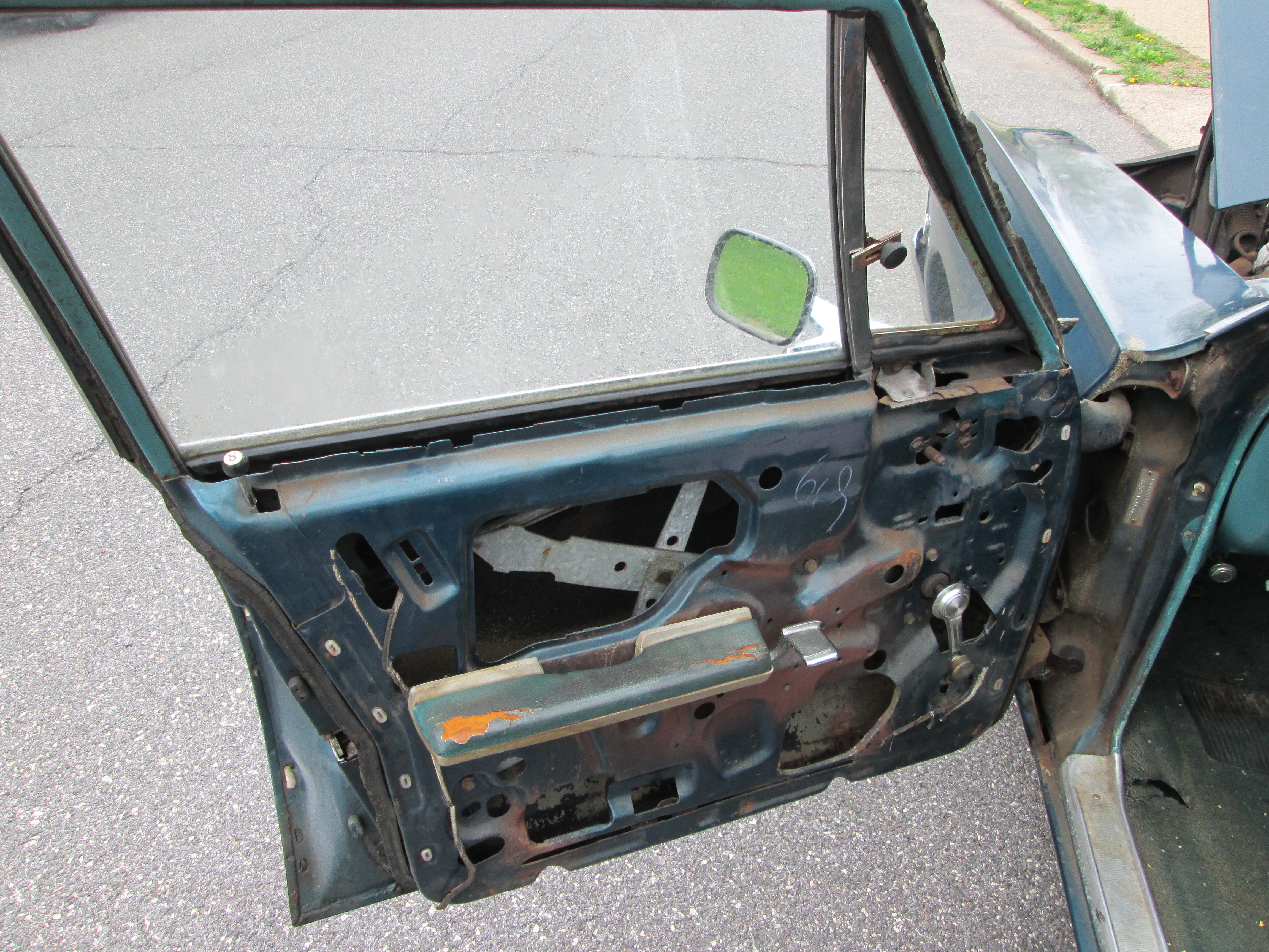 Driver Side door without it's panel. We had to take the panel off to fix the lock